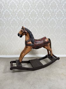 Vyřezávaný dřevěný houpací kůň Vyřezávaný dřevěný houpací kůň