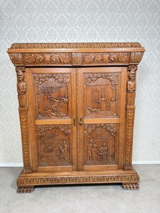 Skříň s ruční řezbou Skříň s ruční řezbou