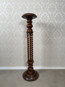 Sloupový stojan s točenými nohami Sloupový stojan s točenými nohami