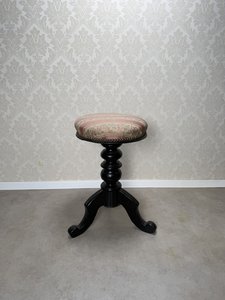 Čalouněná točená stolička Čalouněná točená stolička