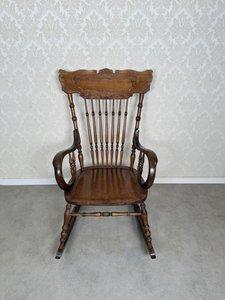 Houpací křeslo s vyřezávaným opěradlem Houpací křeslo s vyřezávaným opěradlem