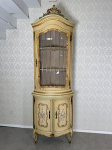 Rohová vitrína s florálním dekorem Rohová vitrína s florálním dekorem