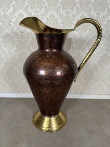 Velký džbán s plastickým uchem Velký džbán s plastickým uchem