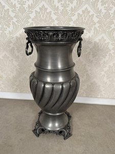 Cínová váza s plastickým dekorem Cínová váza s plastickým dekorem