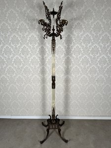 Reprezentativní stojanový věšák