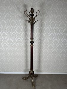 Dřevěný stojanový věšák Dřevěný stojanový věšák