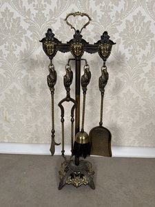 Krbová souprava s dekorem ženských masek Krbová souprava s dekorem ženských masek