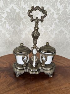 Cukřenka s lžičkou v kovovém stojanu Cukřenka s lžičkou v kovovém stojanu