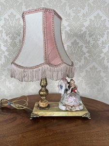 Stolní lampa s porcelánovou figurální scénou Stolní lampa s porcelánovou figurální scénou