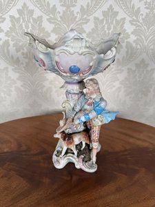 Porcelánová mísa s figurální scénou myslivce se psem Porcelánová mísa s figurální scénou myslivce se psem