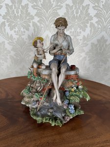 Velká porcelánová figurální plastika chlapců s pruty Velká porcelánová figurální plastika chlapců s pruty