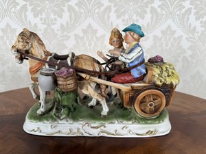 Orcelánová figurální soška – pár na povoze Orcelánová figurální soška – pár na povoze