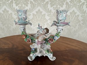 Porcelánový svícen s andílkem a květinami Porcelánový svícen s andílkem a květinami
