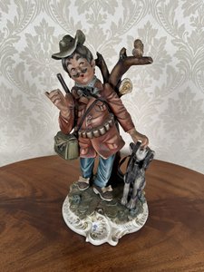 Lovecká soška myslivce se psem a ptáčky Lovecká soška myslivce se psem a ptáčky