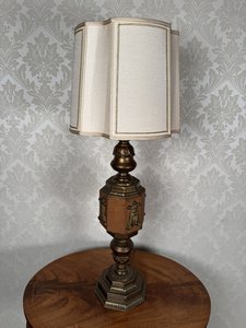 Stolní lampa s dřevěným tělem Stolní lampa s dřevěným tělem