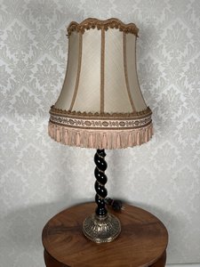 Statožitná stolní lampa se zdobeným textilním stínidlem Statožitná stolní lampa se zdobeným textilním stínidlem