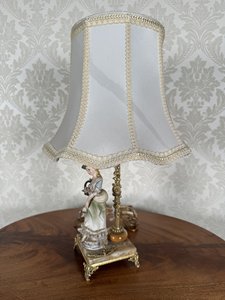 Porcelánová lampa s dívkou a květinovým košíkem