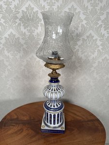 Stolní lampa z porcelánu a mosazi Stolní lampa z porcelánu a mosazi