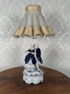 Porcelánová lampa s postavami v rokokovém oděvu Porcelánová lampa s postavami v rokokovém oděvu