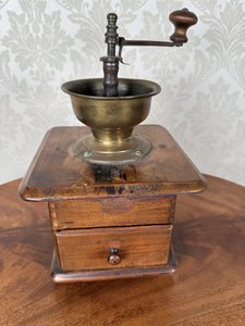 Dřevěný mlýnek na kávu Dřevěný mlýnek na kávu