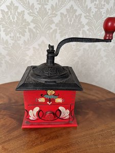 Kávomlýnek s červeně malovaným korpusem Kávomlýnek s červeně malovaným korpusem