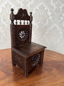 Dřevěná šperkovnice ve tvaru židle Dřevěná šperkovnice ve tvaru židle