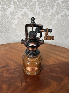 Stolní dřevěná pepřenka Stolní dřevěná pepřenka