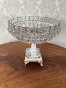 Miska na porcelánovém podstavci Miska na porcelánovém podstavci