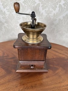 Ruční mlýnek na kávu Ruční mlýnek na kávu