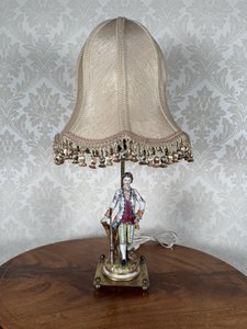 Stolní lampa s porcelánovou figurou Stolní lampa s porcelánovou figurou