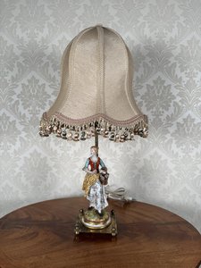 Stolní lampa s porcelánovou figurou Stolní lampa s porcelánovou figurou