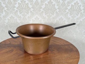 Měděný kastrol s dlouhým kovovým madlem Měděný kastrol s dlouhým kovovým madlem