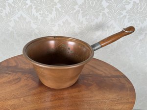 Měděný kastrol s dřevěnou rukojetí Měděný kastrol s dřevěnou rukojetí