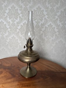Mosazná petrolejová lampa s cylindrem Mosazná petrolejová lampa s cylindrem
