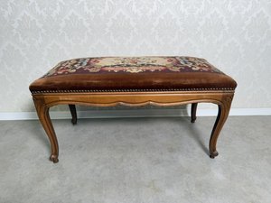 Vyšívaný čalouněný taburet Vyšívaný čalouněný taburet