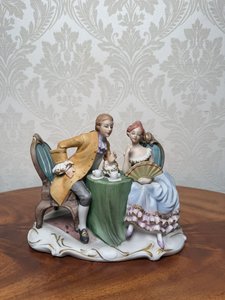 Porcelánová soška páru u čajového stolku Porcelánová soška páru u čajového stolku