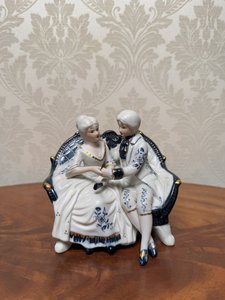 Porcelánová soška páru na pohovce Porcelánová soška páru na pohovce