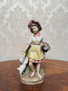 Porcelánová soška dívky se štěnětem Porcelánová soška dívky se štěnětem