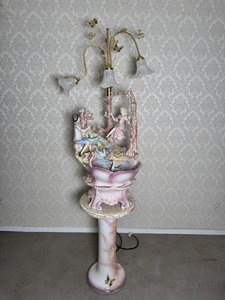 Porcelánová stojací fontána se svítidlem