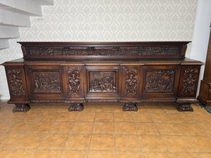 Monumentální komoda s ručně vyřezávanými výjevy