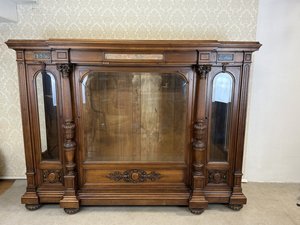 Monumentální knihovna s bohatou řezbou