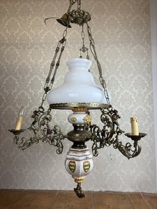 Lustr s figurálními motivy a porcelánovým tělem Lustr s figurálními motivy a porcelánovým tělem