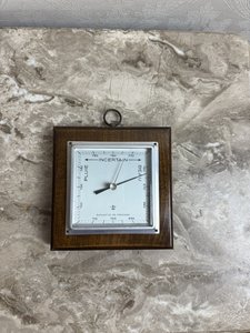 Barometr s francouzským číselníkem Barometr s francouzským číselníkem