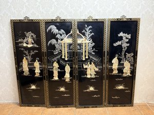 Závěsná dekorace s asijským motivem v perleti Závěsná dekorace s asijským motivem v perleti