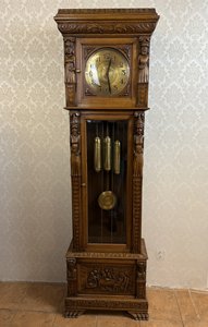 Stojací pendlovky s řezbovaným dekorem Stojací pendlovky s řezbovaným dekorem