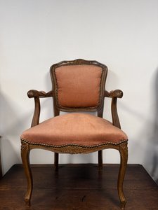 Křesílko s florální řezbou Křesílko s florální řezbou