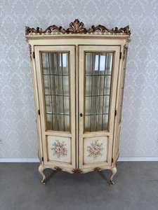 Vitrína ve stylu francouzského venkovského rokoka Vitrína ve stylu francouzského venkovského rokoka
