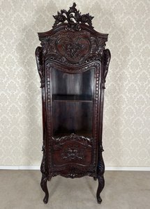Elegantní vyřezávaná vitrína Elegantní vyřezávaná vitrína