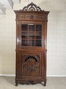 Vyřezávaná vitrína Vyřezávaná vitrína