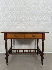 Psací stůl s točenými nohami na kolečkách Psací stůl s točenými nohami na kolečkách